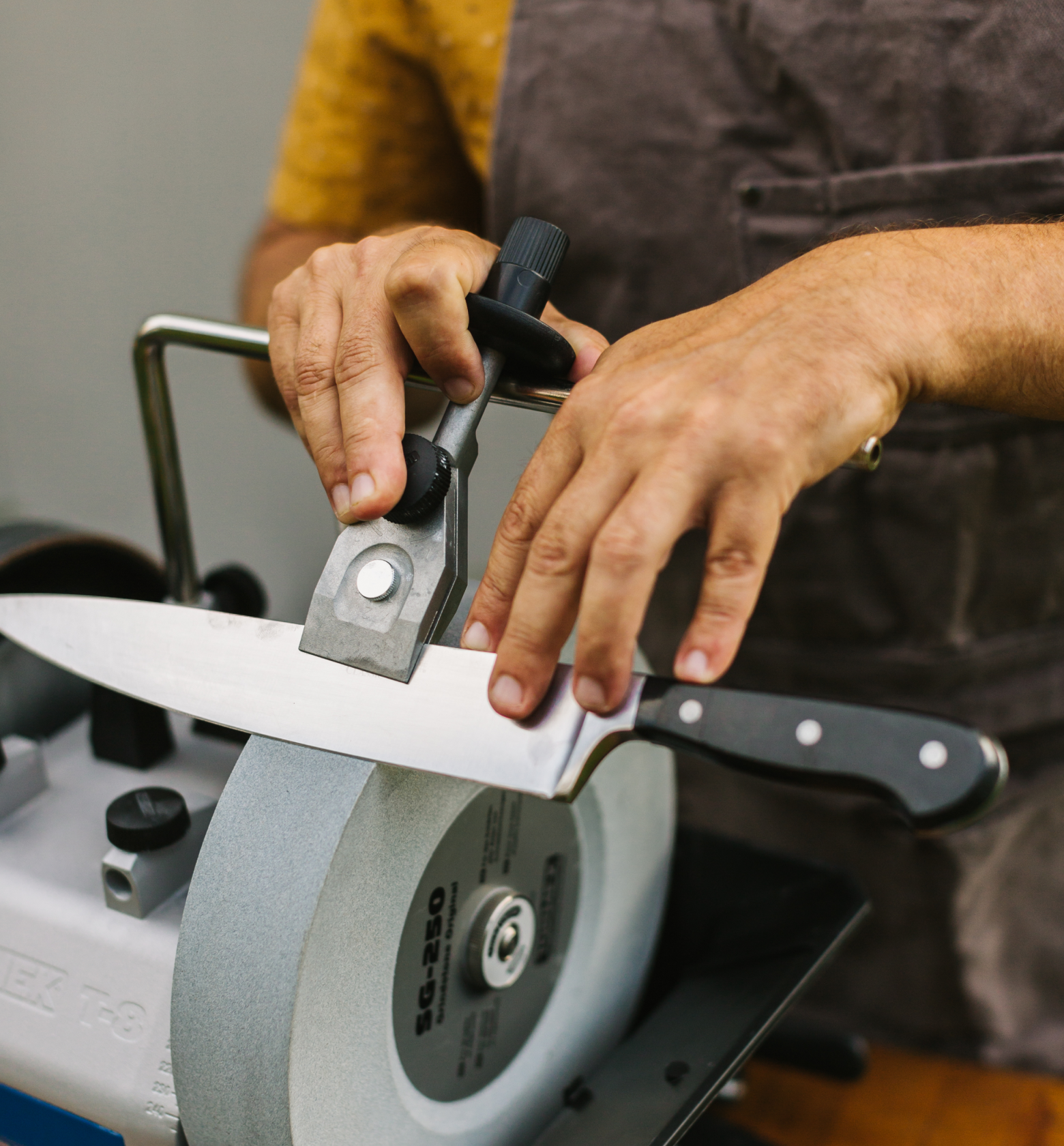 Professional knife sharpening on Tormek SG-250 wet grinder with angle guide